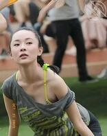 霍思燕这件衣服也太宽松了吧，练个瑜伽都快要走光了，是故意的吧1