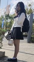 路边街拍等红灯的母狗大学生，不知道穿着 JK 又去和哪个金主爸爸约炮0