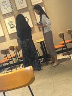 咖啡店里两个少妇，你们选哪个