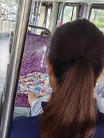 在公交车上碰见了个骚逼，真想拿她的脚打胶0