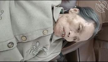 ［重口］八寻老奶奶约会小伙，在车里被灌满精液，人老逼粉