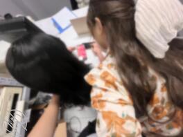 （免费视频）在女朋友背后扣舅妈的逼 两女的腿一起摸0