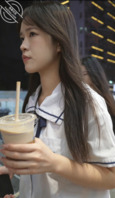 街头偷拍小妹裙底风光