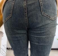 偷拍女财务紧身牛仔裤肥臀上楼梯0