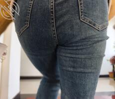 偷拍女财务紧身牛仔裤肥臀上楼梯1