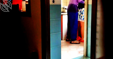 上高中的弟弟放学趁哥哥睡午觉在厨房与嫂子乱伦肏逼。1