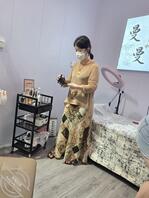 偷拍骚货美甲师小脚丫，白嫩小脚丫一看鸡巴就硬