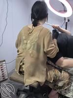 偷拍骚货美甲师小脚丫，白嫩小脚丫一看鸡巴就硬1