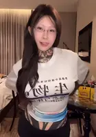 反差天花板 #人设经济学 【互联网嘴替】某些网红的人设就像拼多多九块九的盲盒——你以为开出来的是暗黑御姐,结果拆开是甜妹贴纸。#高乔尤美 这波操作属实把流量密码玩明白了:纹身贴满臂,眼神能杀人,硬照里仿佛下一秒就要骑重机创飞前男友。1