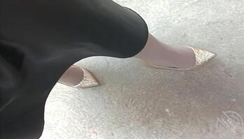 偷拍丝袜高跟熟女妈妈的骚脚