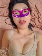 老婆算不算极品？找两个男人给她舔屄摸奶子0