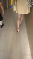 特别极品的丰满少妇、奈何人太多了、不好偷拍