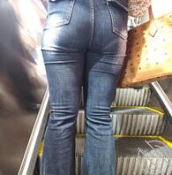 小姐姐大臀紧身牛仔裤