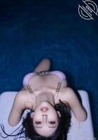 夜色泳池里的她，把比基尼穿成了独一份的浪漫