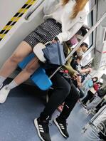地铁偷拍长腿丝袜美女，这腿笔直又好看0