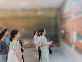 惊险！厕所偷拍体制内骚逼女科长被发现！