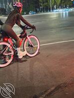 尾随偷拍肥臀少妇骑行 瑜伽裤蜜桃臀太吸睛了2