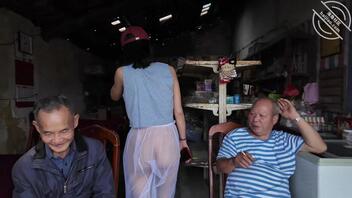 【露出专题】骚逼穿着透明薄纱长裙，给大爷们发发福利