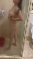 大奶骚妻淋浴