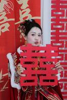 我有三个漂亮的姐姐，想跟她们乱伦，现在介绍一下我的二姐