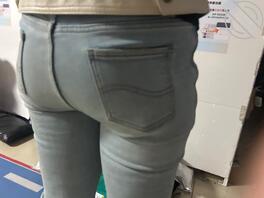 跟拍牛仔裤大肥臀少妇，这屁股真带劲2