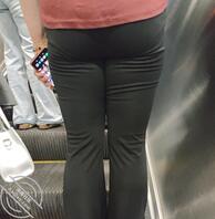 少妇的黑色紧身裤