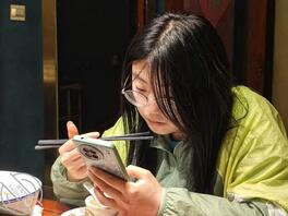 偷拍女大尿尿，可惜没拍到逼0