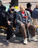 公园老头乐大爷嫌她磕碜没操她2