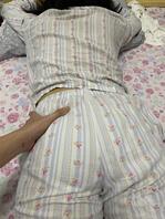 7 再次给侄女按摩，拿鸡吧蹭侄女屁股缝