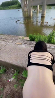 这才是真正的胆子大！约炮离异熟女房东，在河边就操了！上面还有人走路呢