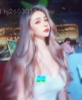 女儿肤白身材傲，两瓣屁股圆又翘，胸前奶子跳呀跳，粉色乳头向外冒