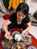 偷拍意淫88年大嫂费喜静，一副母狗欠操的表情欢迎海友意淫辱骂感觉被发现了2