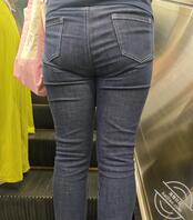 少妇的紧身牛仔裤