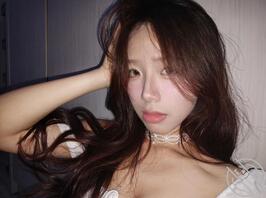 对着06女大照片颜射了1