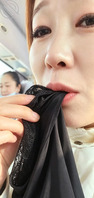 老婆为什么上班，当然是为了在班车上趁别人不注意叼着自己带白带的内裤当狗咯1