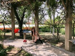 就喜欢把逼露出来---小姐姐公园全裸露出，睡觉的路人要是醒了，会是啥样1