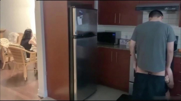 加拿大华人留学生淫乱聚会！客厅还在聊天，另外一对在厨房就已经操起来了