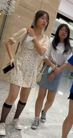 户外抄底眼镜妹