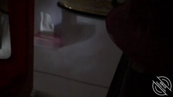 偷拍妈妈厕所放尿！好像有一天能舔到妈妈的香逼！啊&hellip;妈妈儿子想操你！操你逼