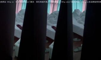 在门外偷听娇妻被单男干