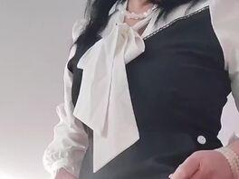 继上次偷看到妈妈跟别人裸聊后，我把视频偷偷下载到自己手机给兄弟们看看