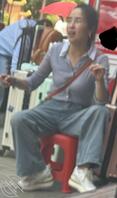 偷拍这个骚逼她老公就在旁边好想操海友们给她配图1