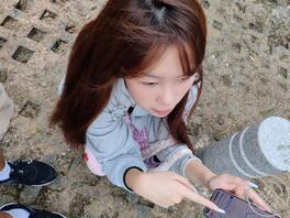 偷拍没有穿内衣的路人小姐姐0