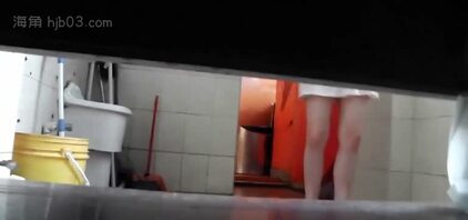 狂流鼻血系列11!火车站厕拍：&ldquo;老公，刚被你同学摸了下，现在逼好痒。。&rdquo;