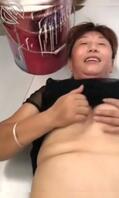 和阴毛稀疏的熟女舅妈偷情，后来索性给她全剃了0