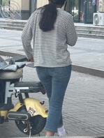 偷拍两个紧身牛仔裤少妇，0