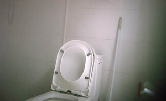 真实偷拍良家眼睛少妇，白内裤，浓密阴毛。欢迎评论