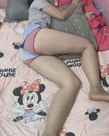 偷拍老姨睡觉喝多了回来倒头就睡，穿了一天的内裤终于在第二天卫生间脱下来了