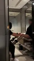 ROSEWU长腿御姐主题作品。身穿黑丝搭配优雅礼服，在酒店洗手台前与镜子前展现出强烈反差魅力，包含口交、足交及后入等热情互动。画面真实细腻，细节丰富，氛围沉浸感强，适合喜欢长腿黑丝与角色扮演的朋友欣赏。1