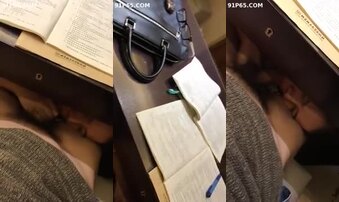 成都中信母狗吕&times;瑞在她爸书案下吃主人大肉棒